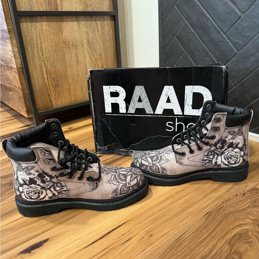 NWT Raad Combat Boots with Skull and Rose Design - Black Gray women’s 9/ men 6.5 - Picture 7 of 9
